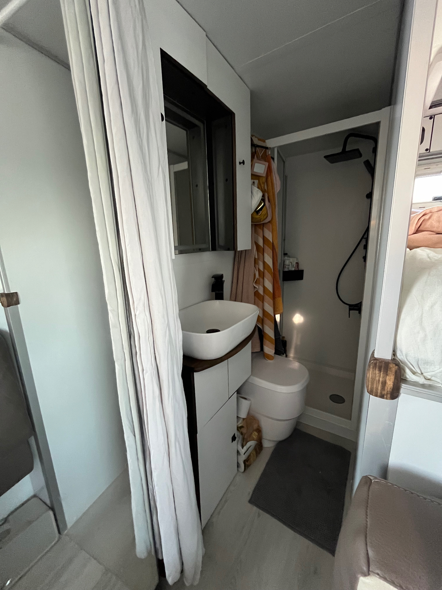Badezimmer mit Dusche und Waschbecken